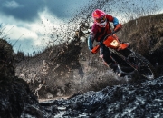 持续失利首场状态出色，SKT观众沸腾！，费德勒重返赛场全场沸腾不已